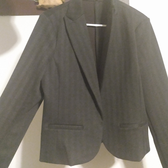 Amanda and Chelsea blazer - Picture 3 of 4